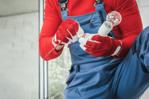 קבלן חשמל הוא איש המקצוע היחיד שמוסמך לטפל במערכות חשמל בבית