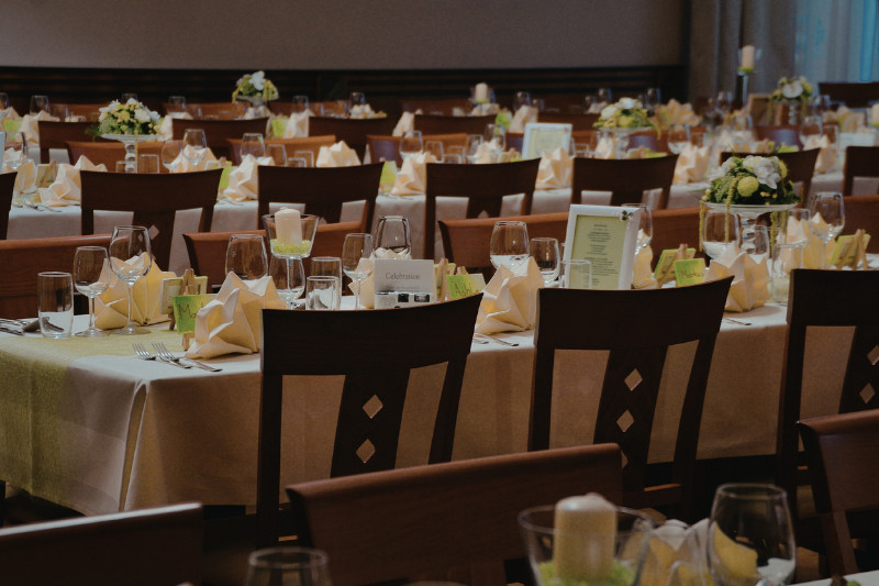 יושבים בסטייל – תנו לאורחים לשבת בסטייל על מבחר כסאות להשכרה